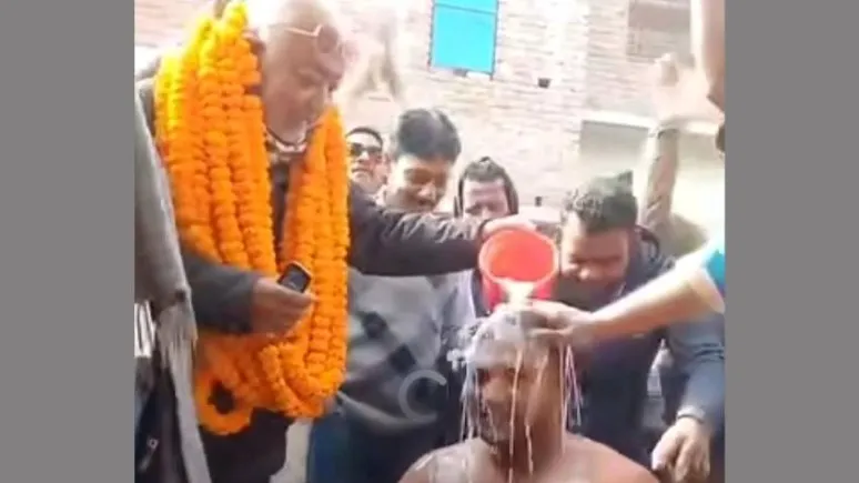 দুধ দিয়ে গোসল করে আ. লীগ কর্মীর বিএনপিতে যোগদান